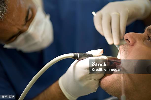 Dentista Encuesta Examen Dental Primer Plano Foto de stock y más banco de imágenes de Adulto - Adulto, Asistencia sanitaria y medicina, Ayudante del dentista