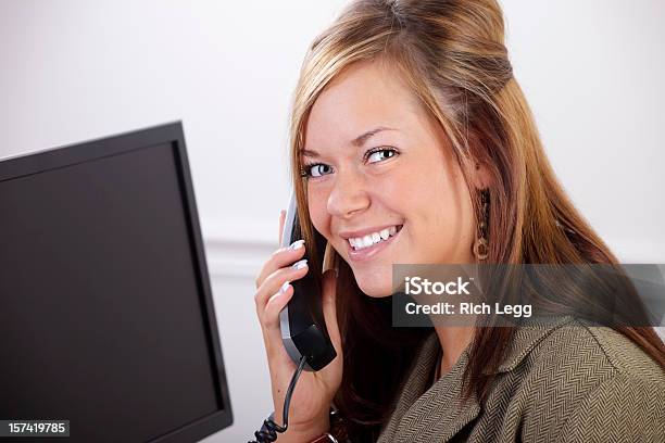 Mulher Trabalhador De Escritório - Fotografias de stock e mais imagens de Auscultador de Telefone - Auscultador de Telefone, Mulheres, 20-29 Anos