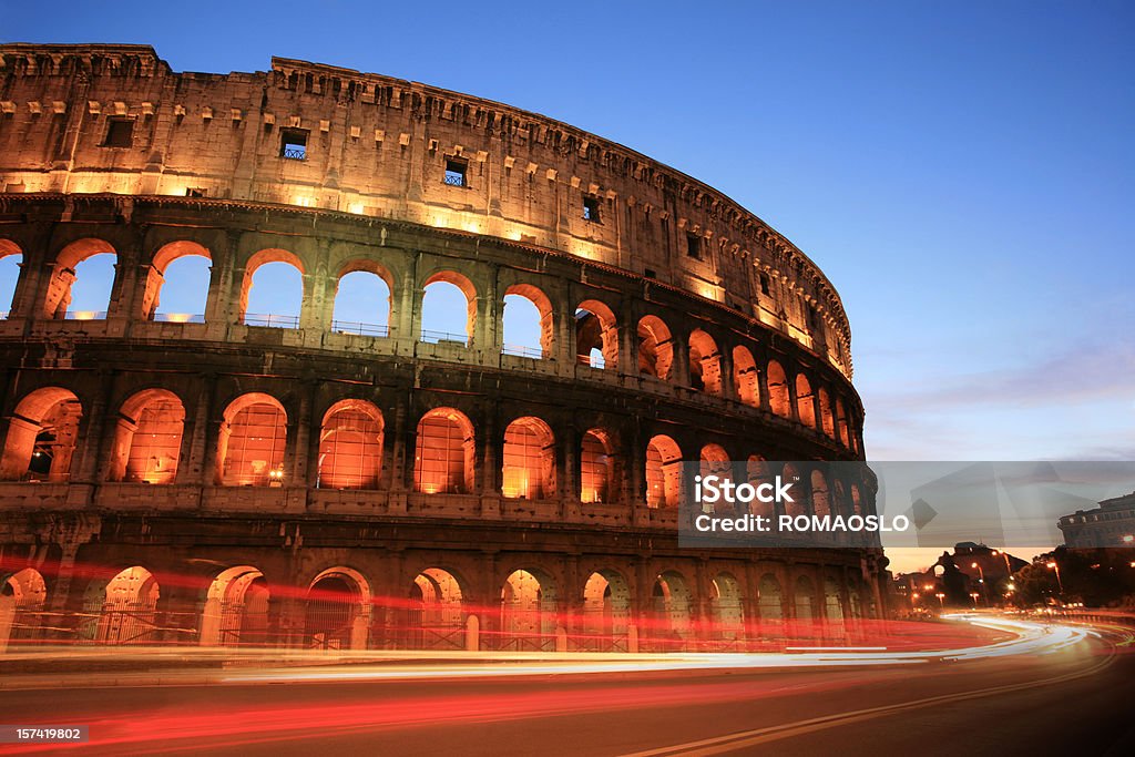 Colisée de nuit avec la circulation, Rome, Italie - Photo de Rome - Italie libre de droits