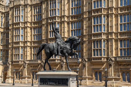 Richard 1st statue outside UK House of Parliament. A bronze statue of Richard the lionheart on horseback, the statue was designed by Baron Carlo Marochetti and erected in 1856.