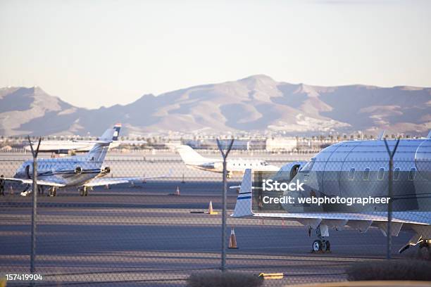 Aeroporto - Fotografias de stock e mais imagens de Aeroporto - Aeroporto, Aeródromo, Alfalto
