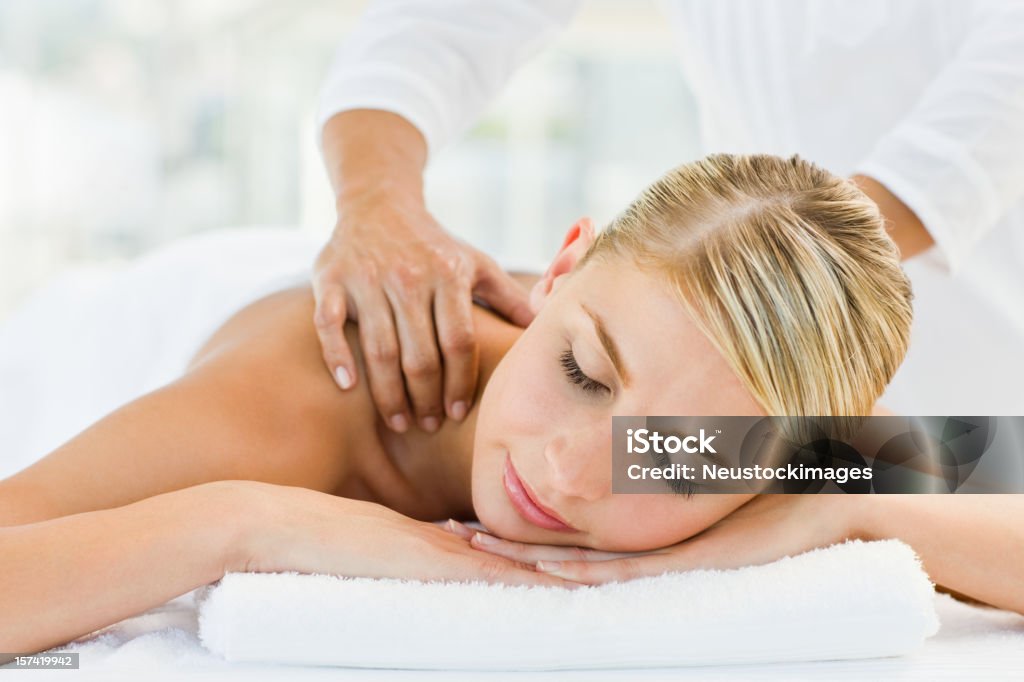Jovem mulher com Massagem no spa de ombro - Royalty-free Cabelo Louro Foto de stock