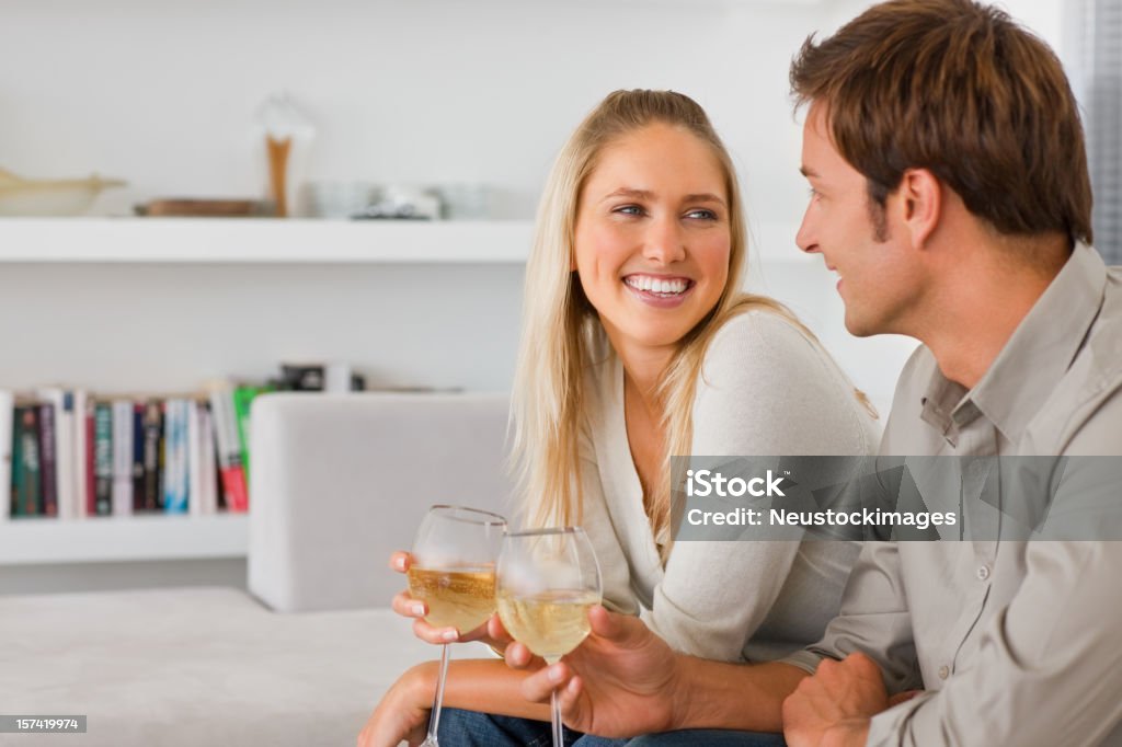 Romantica giovane coppia con Bicchiere da vino - Foto stock royalty-free di 20-24 anni