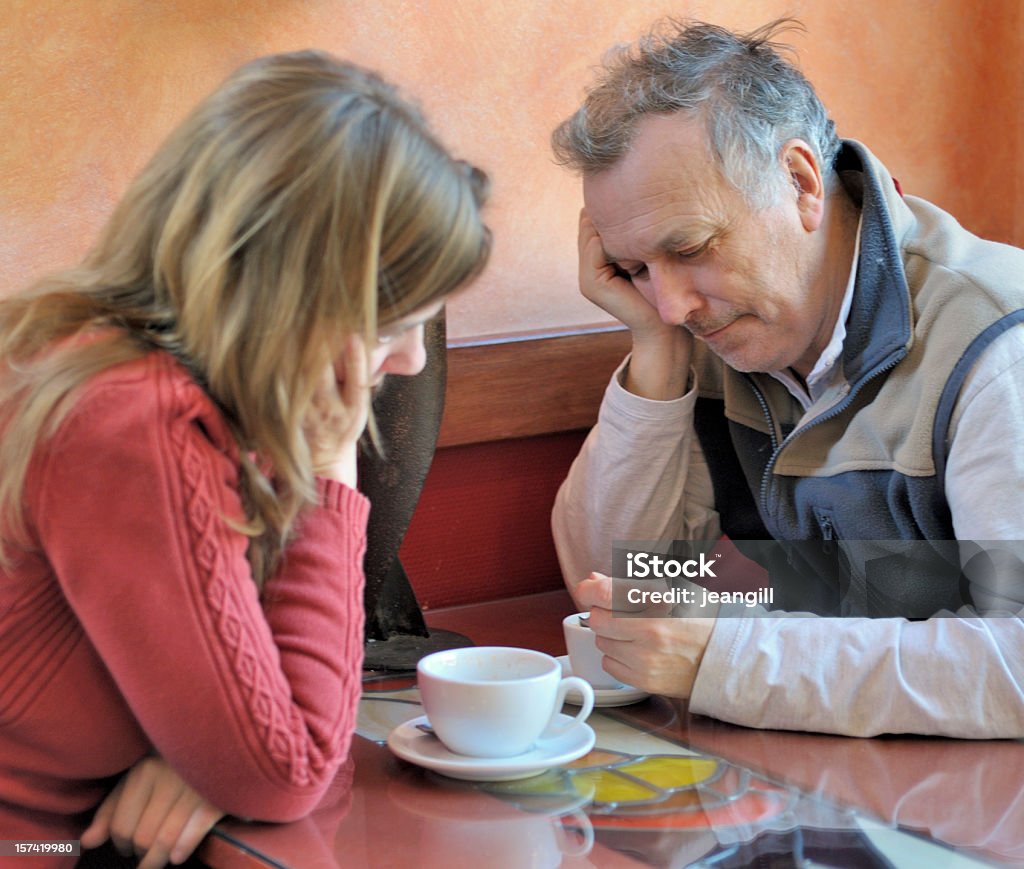 Coppia con problemi di comunicazione in Café - Foto stock royalty-free di Adulto