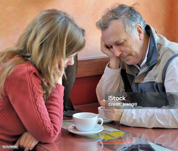 Coppia Con Problemi Di Comunicazione In Café - Fotografie stock e altre immagini di Adulto - Adulto, Ambientazione interna, Bere