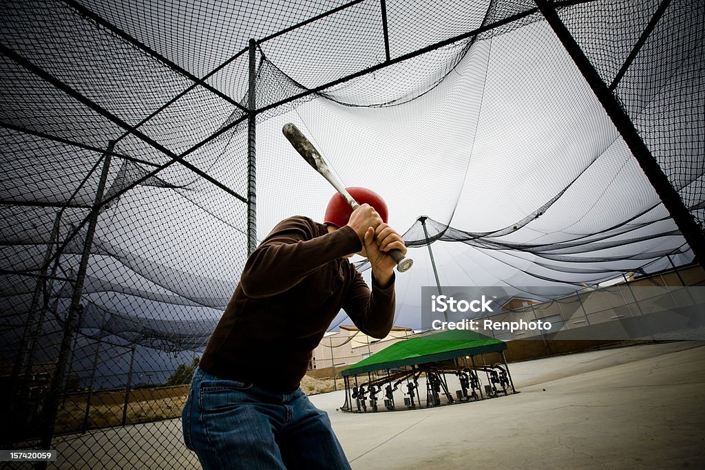 Beisebol prática: Equipamento homem em Cativeiro - Foto de stock de Gaiola de Beisebol royalty-free