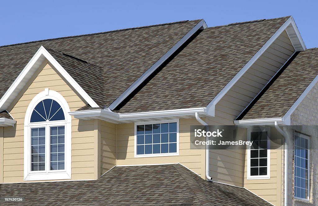 Nouvelle maison résidentielle;; architecture asphalte bardeaux sur le toit, revêtements en vinyle, Gables - Photo de Toit libre de droits