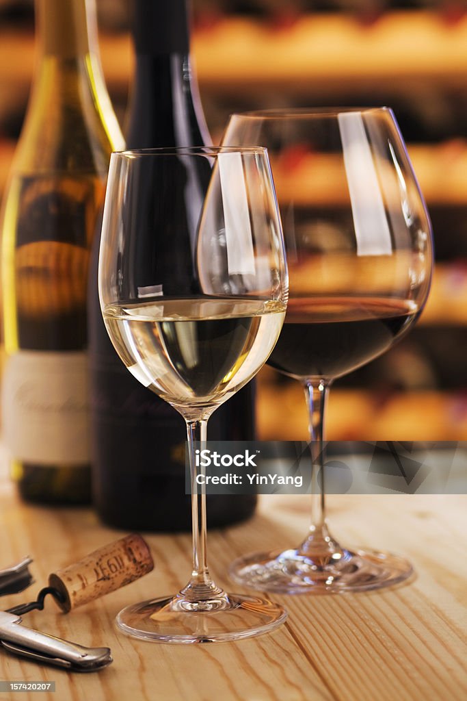 Czerwone i białe wino próbować okulary z Korkociąg w piwnicy - Zbiór zdjęć royalty-free (Butelka wina)