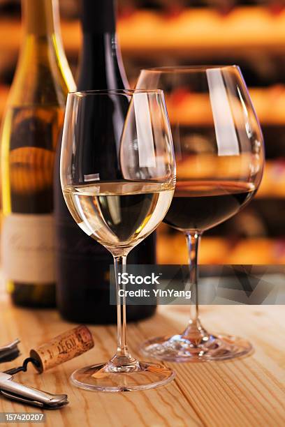 Czerwone I Białe Wino Próbować Okulary Z Korkociąg W Piwnicy - zdjęcia stockowe i więcej obrazów Butelka wina