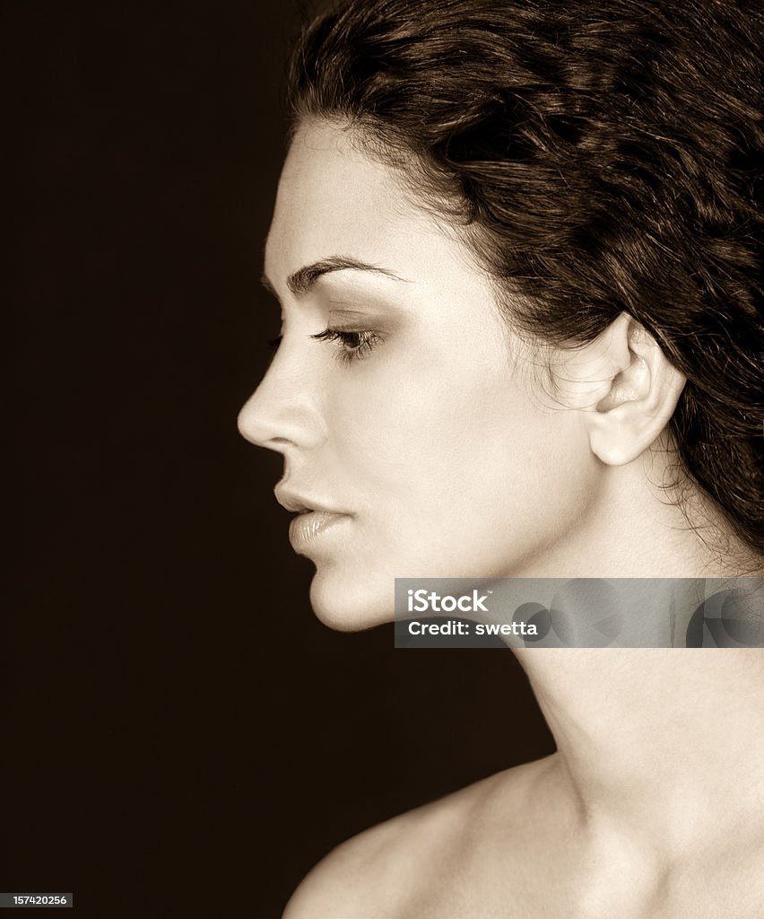 Красивая женщина в �профиль - Стоковые фото Чёрный фон роялти-фри