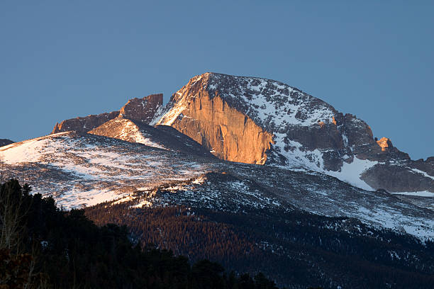 восход солнца на лонгс пик лицо колорадо национальный парк роки-маунтин - longs peak стоковые фото и изображения