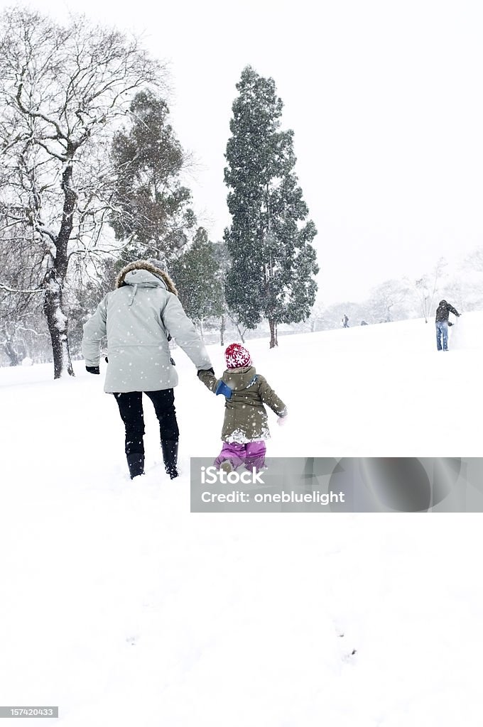 Ходить в снежный - Стоковые фото Безопасность роялти-фри