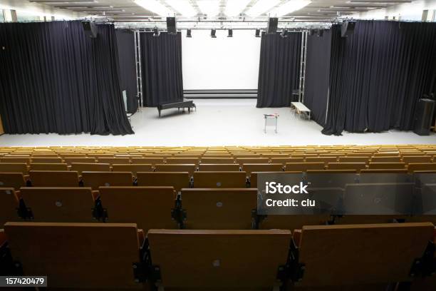 Salón De Disertación Foto de stock y más banco de imágenes de Sala de actos - Sala de actos, Escenario del teatro, Escenario