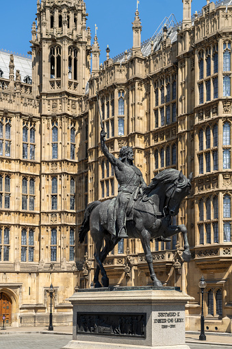 Richard 1st statue outside UK House of Parliament. A bronze statue of Richard the lionheart on horseback, the statue was designed by Baron Carlo Marochetti and erected in 1856.