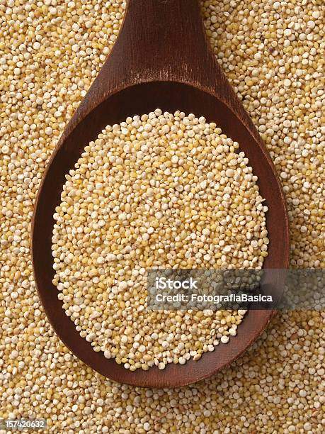 Quinoa Sementes - Fotografias de stock e mais imagens de Quinoa - Quinoa, Colher - Talheres, Texturizado