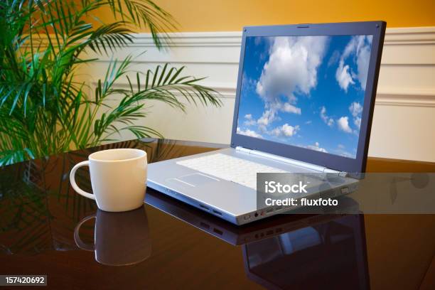 Nuova Outlook - Fotografie stock e altre immagini di Blu - Blu, Cielo, Lavoro a domicilio