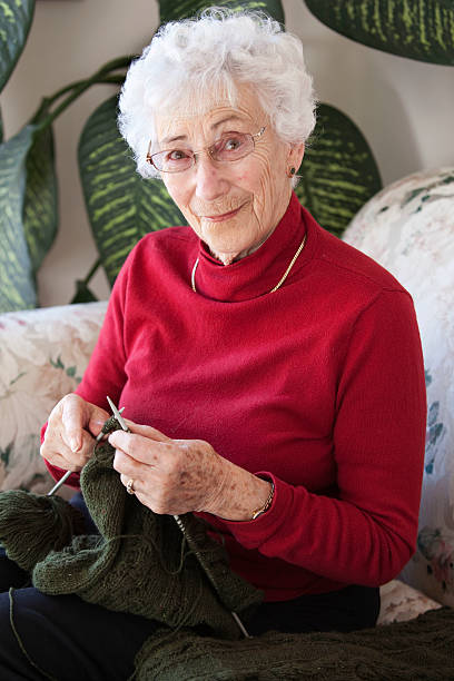 de facto sénior - knitting arthritis human hand women imagens e fotografias de stock