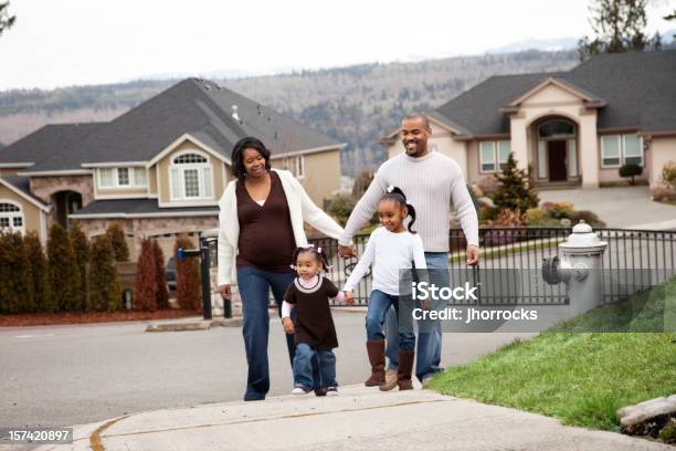 Giovane Famiglia Passeggiate - Fotografie stock e altre immagini di Via - Via, Casa, Donne