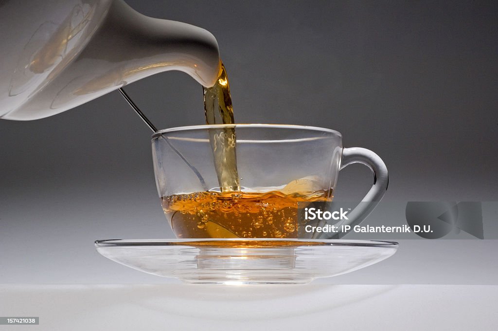 Chá da água de um pote de vidro branco china em taça. - Foto de stock de Chá - Bebida quente royalty-free