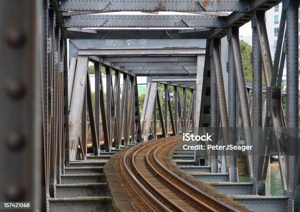 Ponte Ferroviária - Fotografias de stock e mais imagens de Comunicação - Comunicação, Fotografia - Imagem, Grafite - Produto Artístico