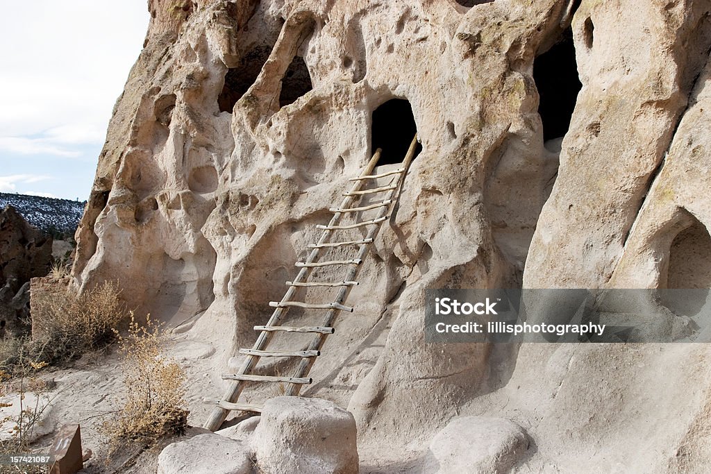 Jaskinia mieszkań w Nowym Meksyku - Zbiór zdjęć royalty-free (Narodowy Pomnik Bandelier)