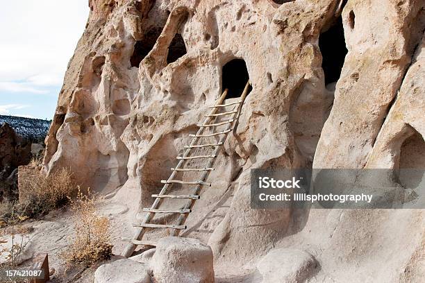 Jaskinia Mieszkań W Nowym Meksyku - zdjęcia stockowe i więcej obrazów Narodowy Pomnik Bandelier - Narodowy Pomnik Bandelier, Bez ludzi, Budowla mieszkaniowa