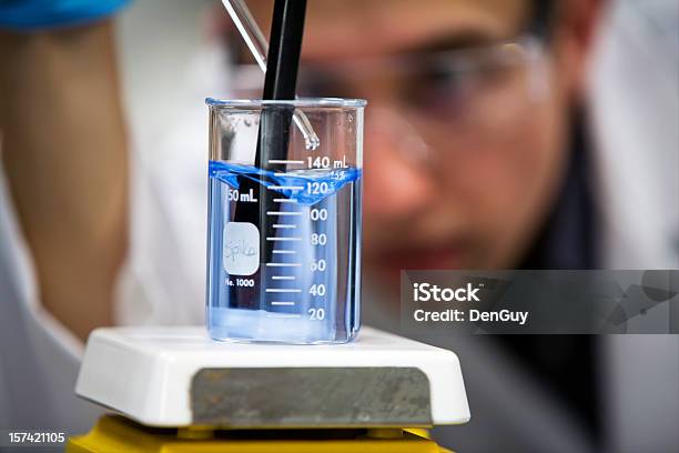 Chimico Nel Laboratorio Di Concentrarsi Su Becher Primo Piano - Fotografie stock e altre immagini di Impianto di depurazione dell'acqua