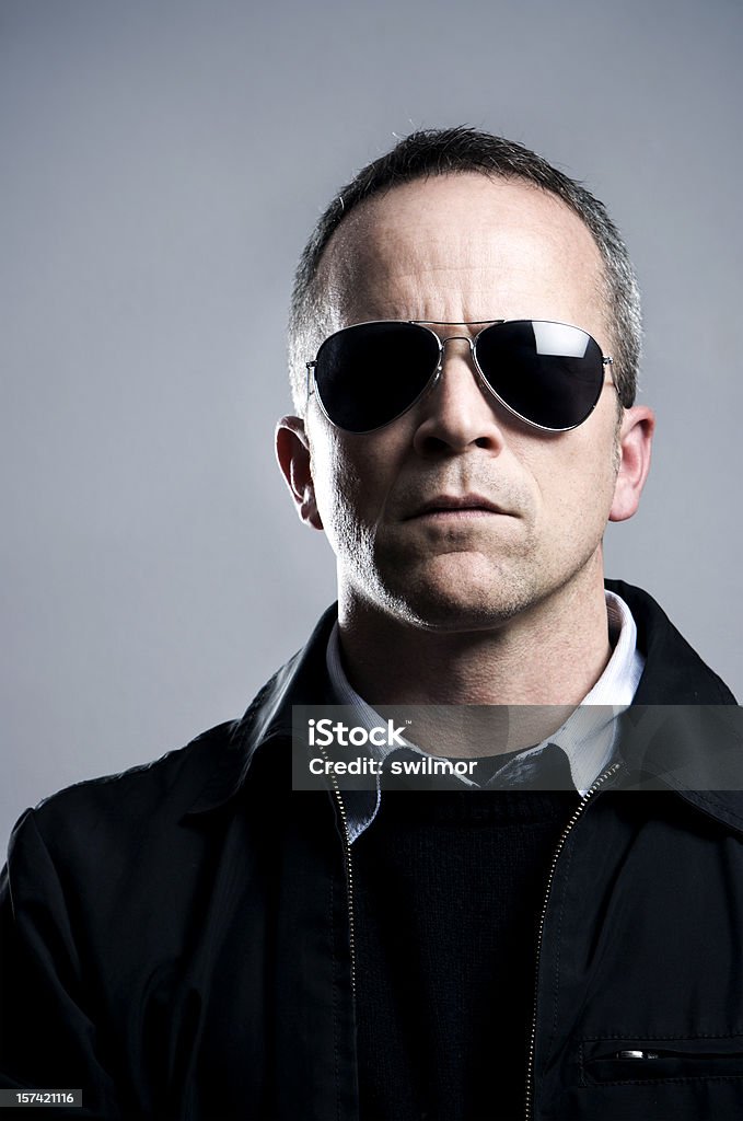 Graves hombre en gafas de sol - Foto de stock de Gafas de piloto libre de derechos