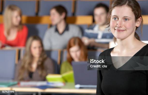 Portret Student College U - zdjęcia stockowe i więcej obrazów 18-19 lat - 18-19 lat, 20-29 lat, Blond włosy