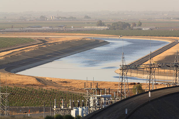 カリフォルニアの水道水を施したサンホアキンバレー - san joaquin valley ストックフォトと画像