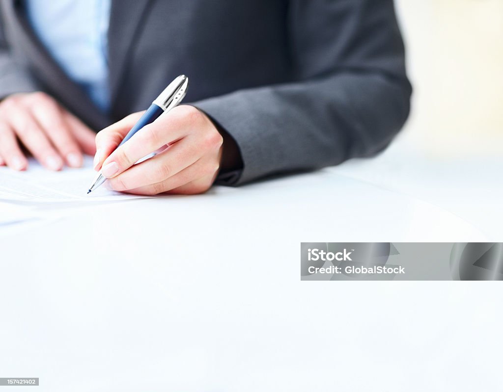 Mujer de negocios manos de firmar un contrato - Foto de stock de Instrumento de escribir con tinta libre de derechos