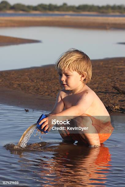 Photo libre de droit de Jouant Avec De Leau banque d'images et plus d'images libres de droit de 2-3 ans - 2-3 ans, Bleu, Bonheur