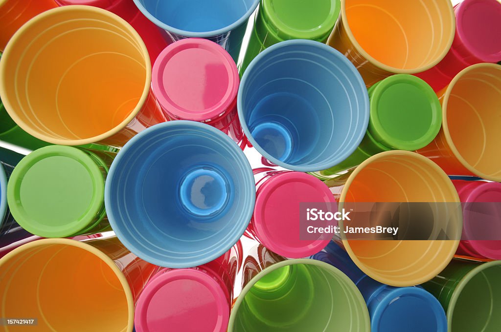 Recyclables jetable en plastique coloré boire coupes ou des verres - Photo de A l'envers libre de droits