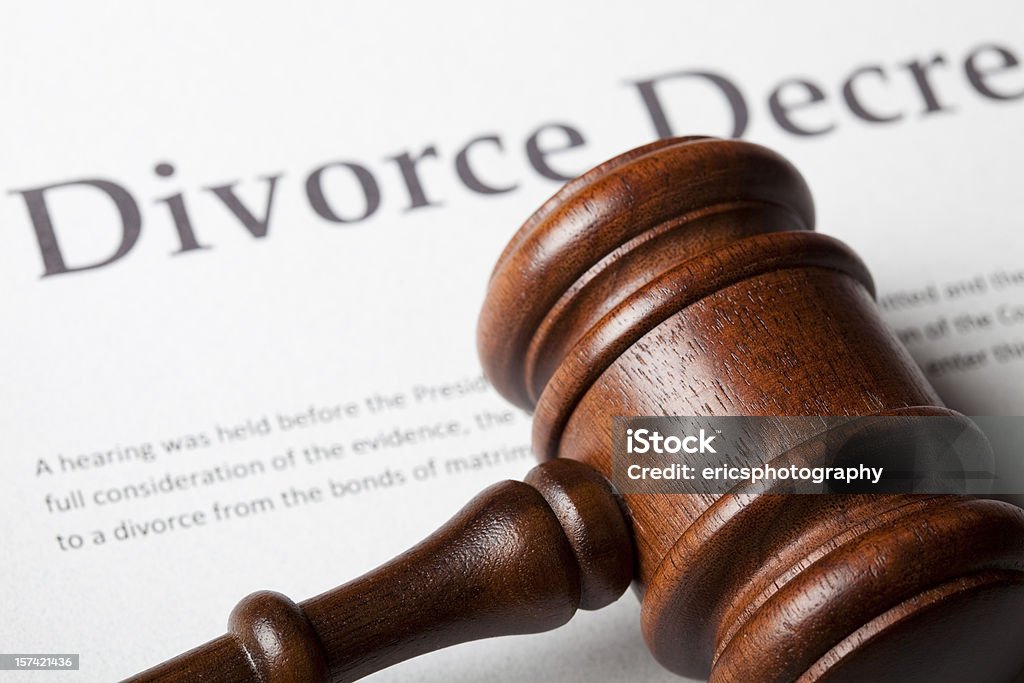 Młotek sędziego w rozwód dekretu - Zbiór zdjęć royalty-free (Młotek sędziego)