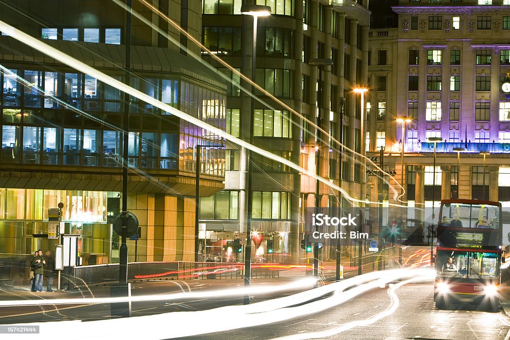 London Street de noche con autobús de dos pisos y tráfico - Foto de stock de Londres - Inglaterra libre de derechos