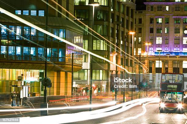 London Street De Noche Con Autobús De Dos Pisos Y Tráfico Foto de stock y más banco de imágenes de Londres - Inglaterra