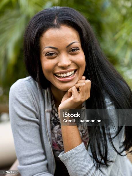 Photo libre de droit de Joyeuse Jeune Femme banque d'images et plus d'images libres de droit de Adulte - Adulte, Afro-caraïbien, Beauté