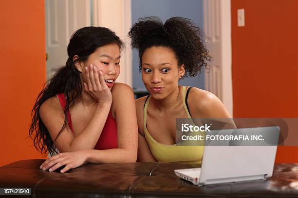 Foto de Mulheres No Laptop e mais fotos de stock de Adulto - Adulto, Amizade, Asiático e indiano