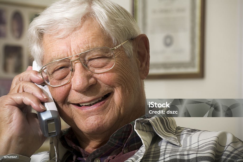 senior Mann, lächeln und Gespräch am Telefon - Lizenzfrei Schnurloses Telefon Stock-Foto