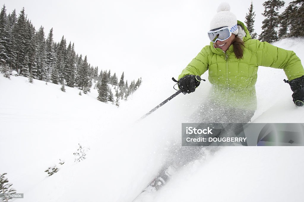 Femme ski en mouvement - Photo de Ski libre de droits