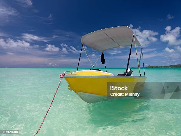 Amarelo Em Lagoa Turquesa Barco A Motor - Fotografias de stock e mais imagens de Ancorado - Ancorado, Embarcação de Lazer, Taiti
