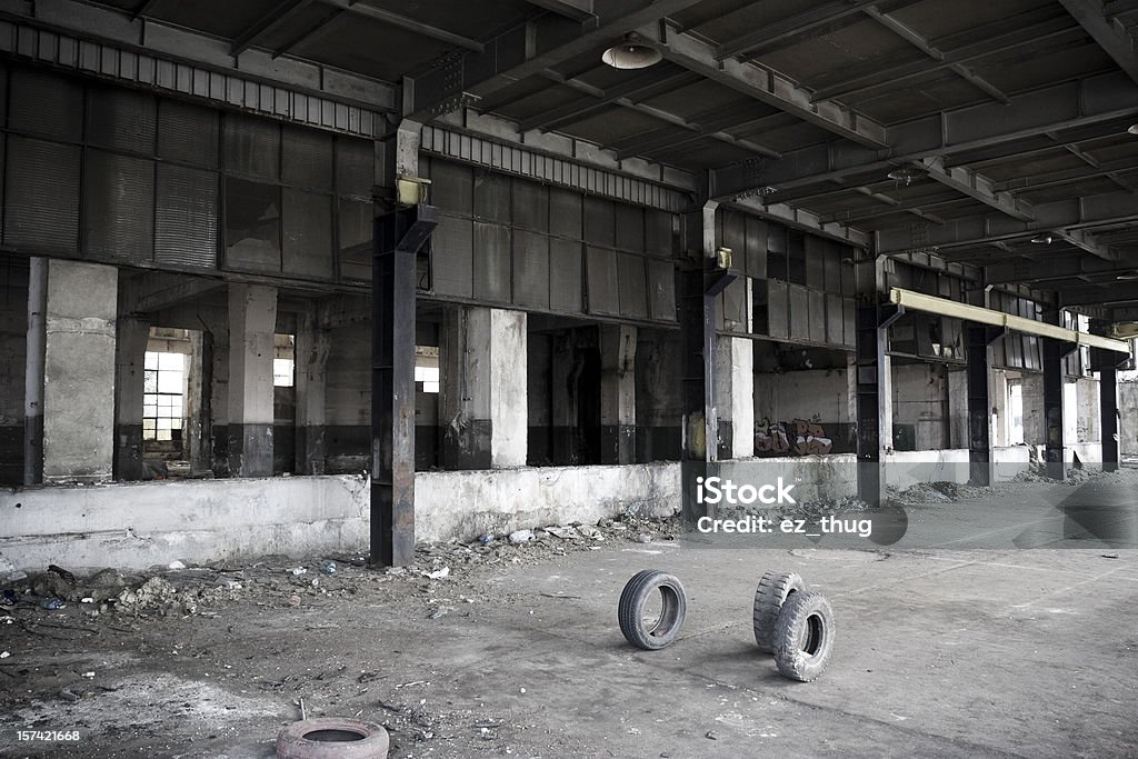 Abbandonato edificio industriale - Foto stock royalty-free di Abbandonato