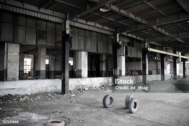 Foto de Abandonado Edifício Industrial e mais fotos de stock de Abandonado - Abandonado, Acabado, Anti-higiênico