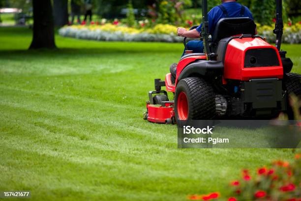 Uomo Falciare Il Prato - Fotografie stock e altre immagini di Trattorino tagliaerba - Trattorino tagliaerba, Tagliaerba, Giardino domestico