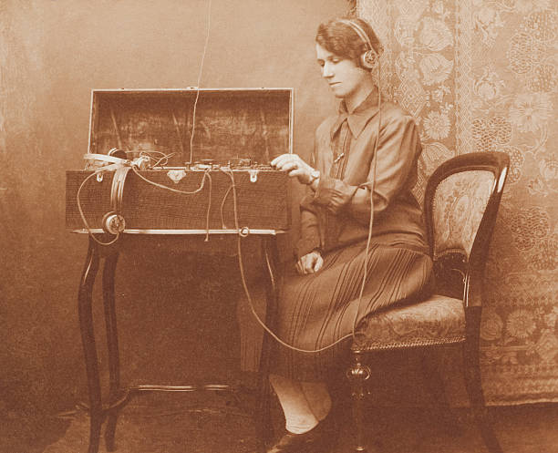 de guerre morse code communications - woman taking radio vintage photos et images de collection