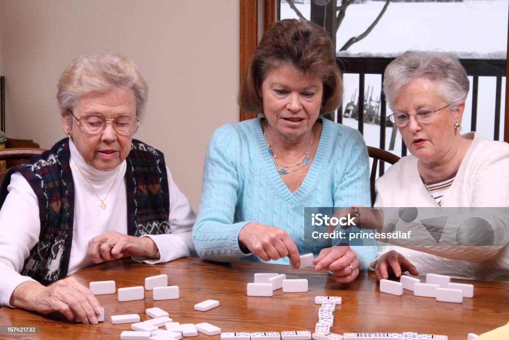 Jogo de dominó tradicional com múltiplos jogadores - Royalty-free 60-69 Anos Foto de stock