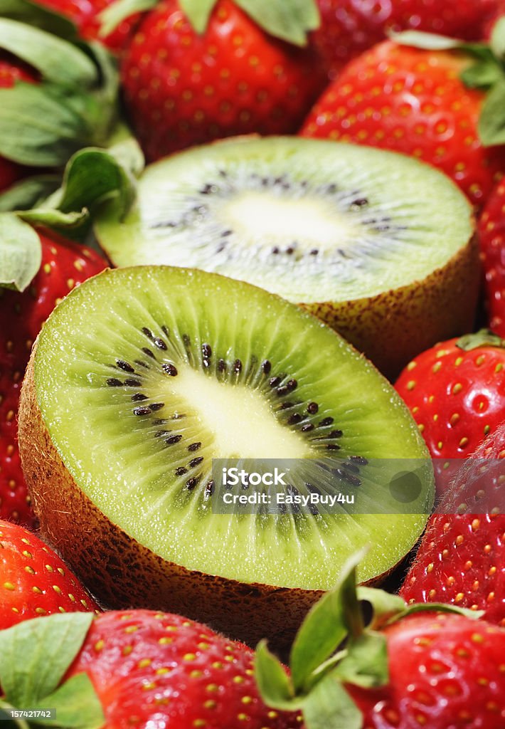 Kiwis y fresas - Foto de stock de Kiwi libre de derechos