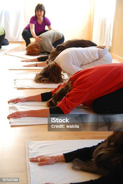 Foto de Aulas De Ioga De Grupo e mais fotos de stock de Yoga - Yoga, Kundalini, Adulto