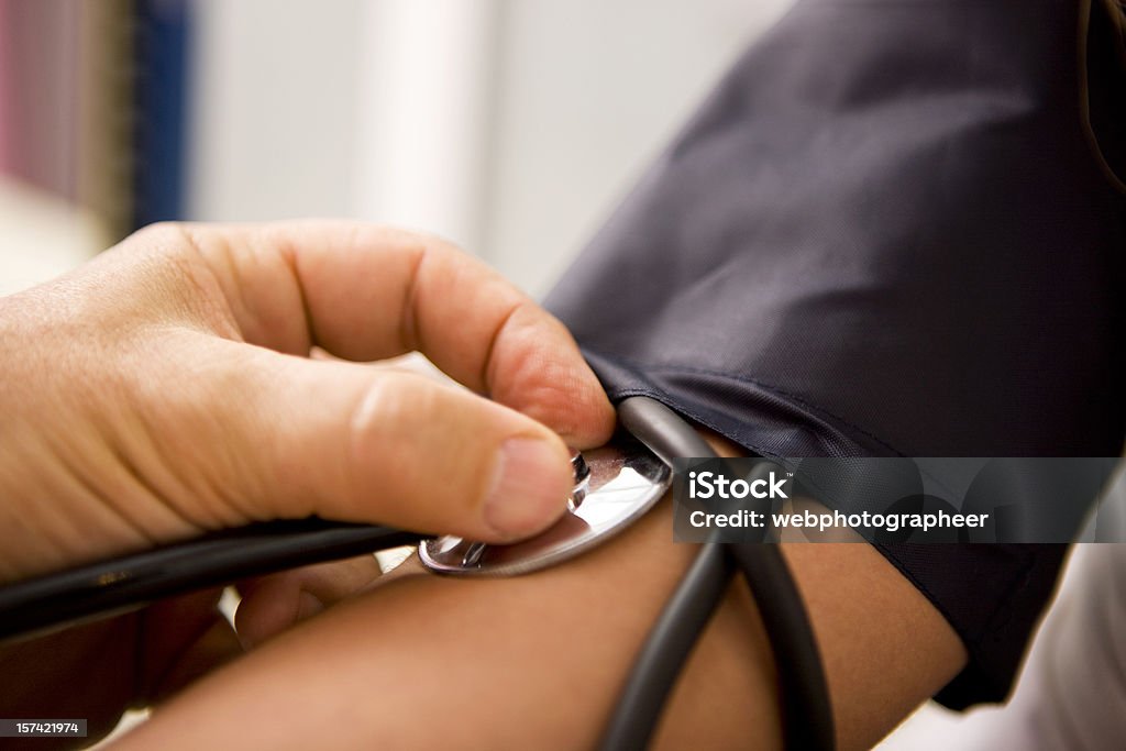 Messen den Blutdruck - Lizenzfrei Blutdruckmesser Stock-Foto