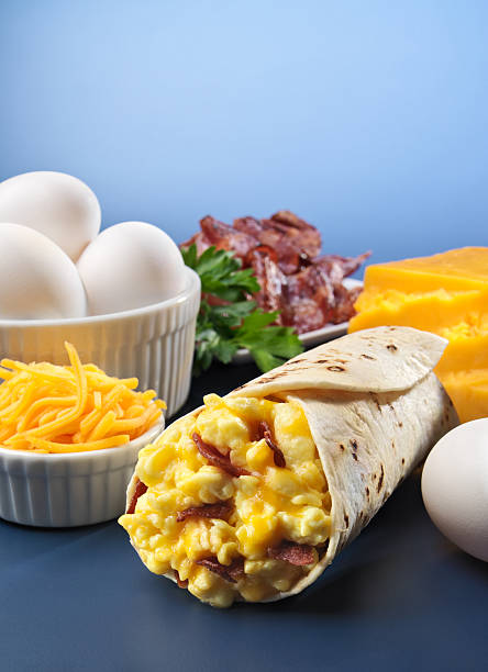 яйца и бекон завтрак burrito - sandwich eggs bacon breakfast стоковые фото и изображения